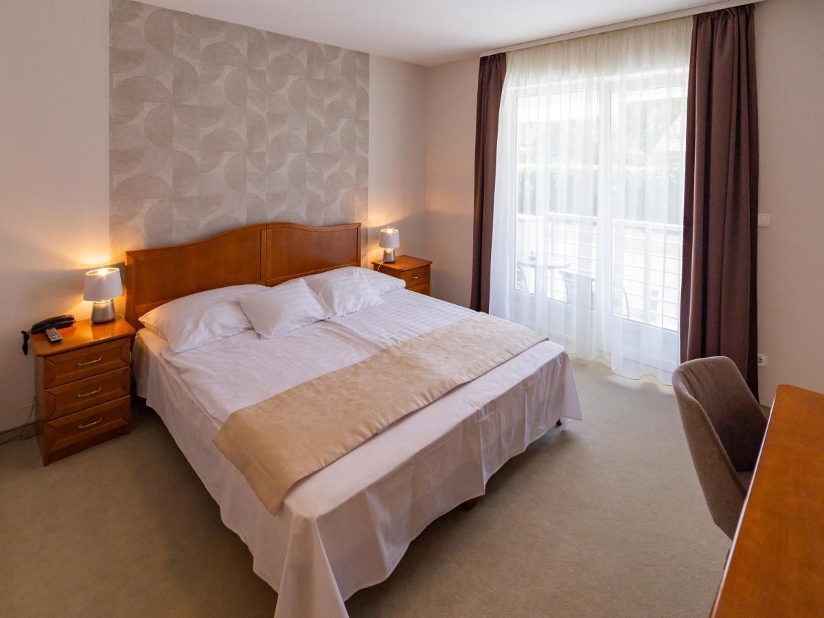 Hotel Aqua Sarvar Luaran gambar