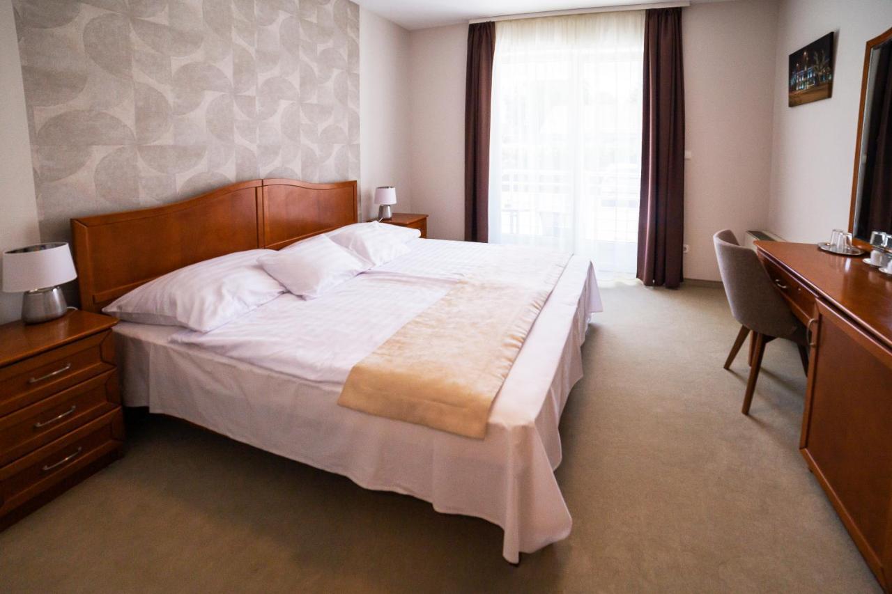 Hotel Aqua Sarvar Luaran gambar
