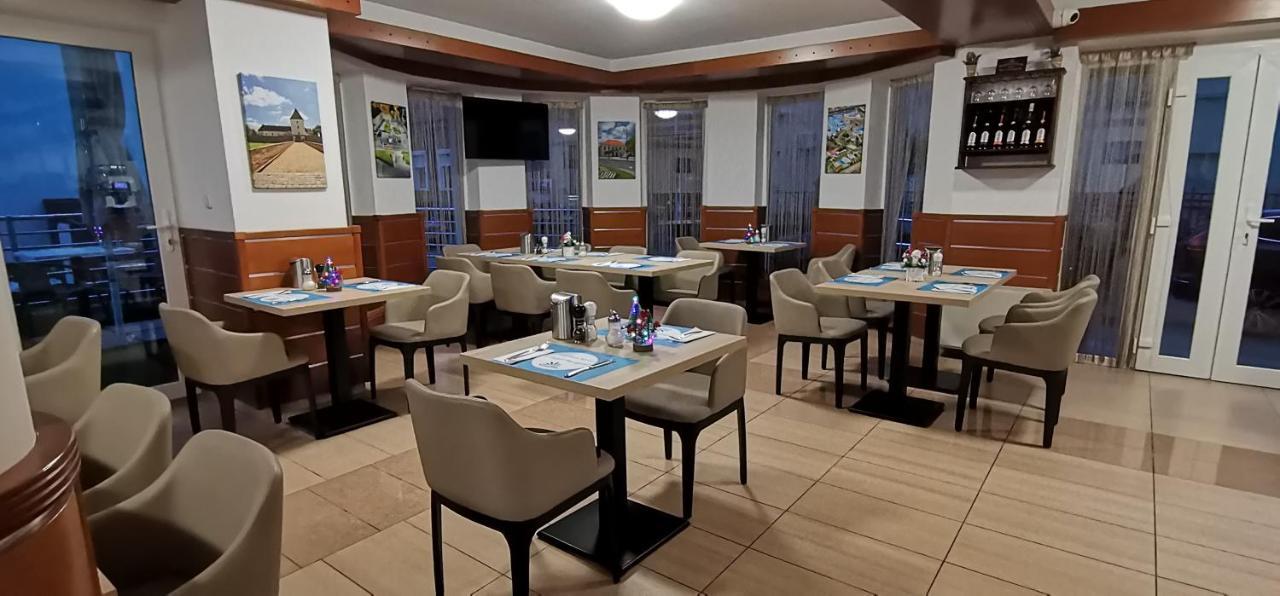 Hotel Aqua Sarvar Luaran gambar